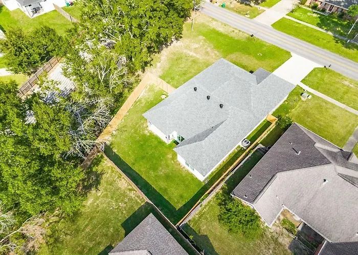 Brand New Centrally Located In * Lafayette